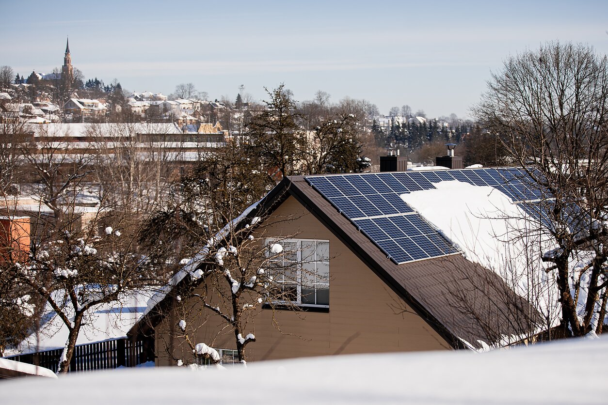 Netikėtai atėjusi žiema sukėlė papildomų rūpesčių saulės elektrinių savininkams