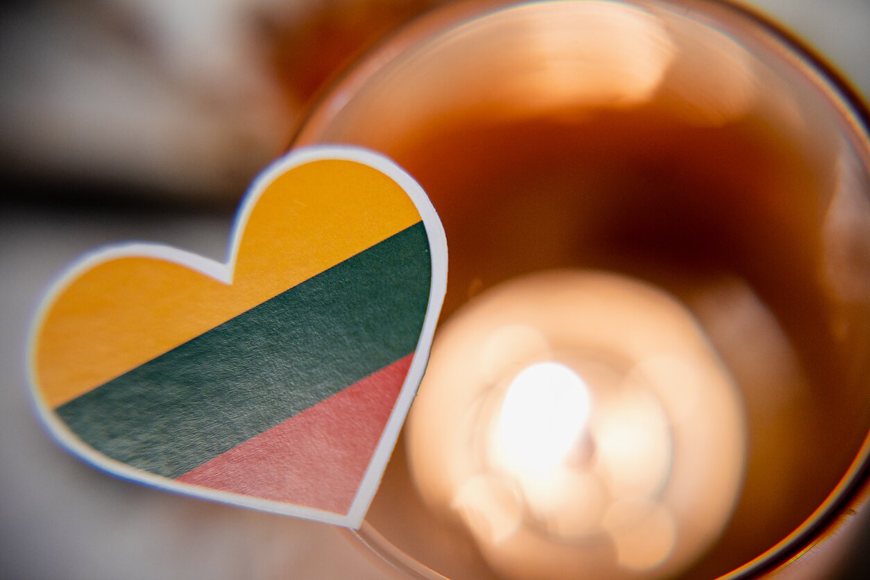 Valentino dieną tulpės vis dažniau keičia rožes, auga saldumynų pardavimai