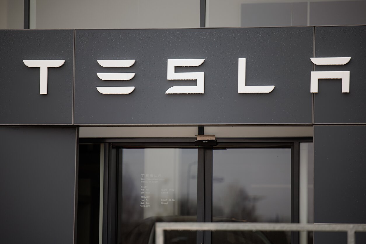Akcijų laikmatis: „Tesla“ akcijų kainą prislėgė prasti pardavimo rezultatai
