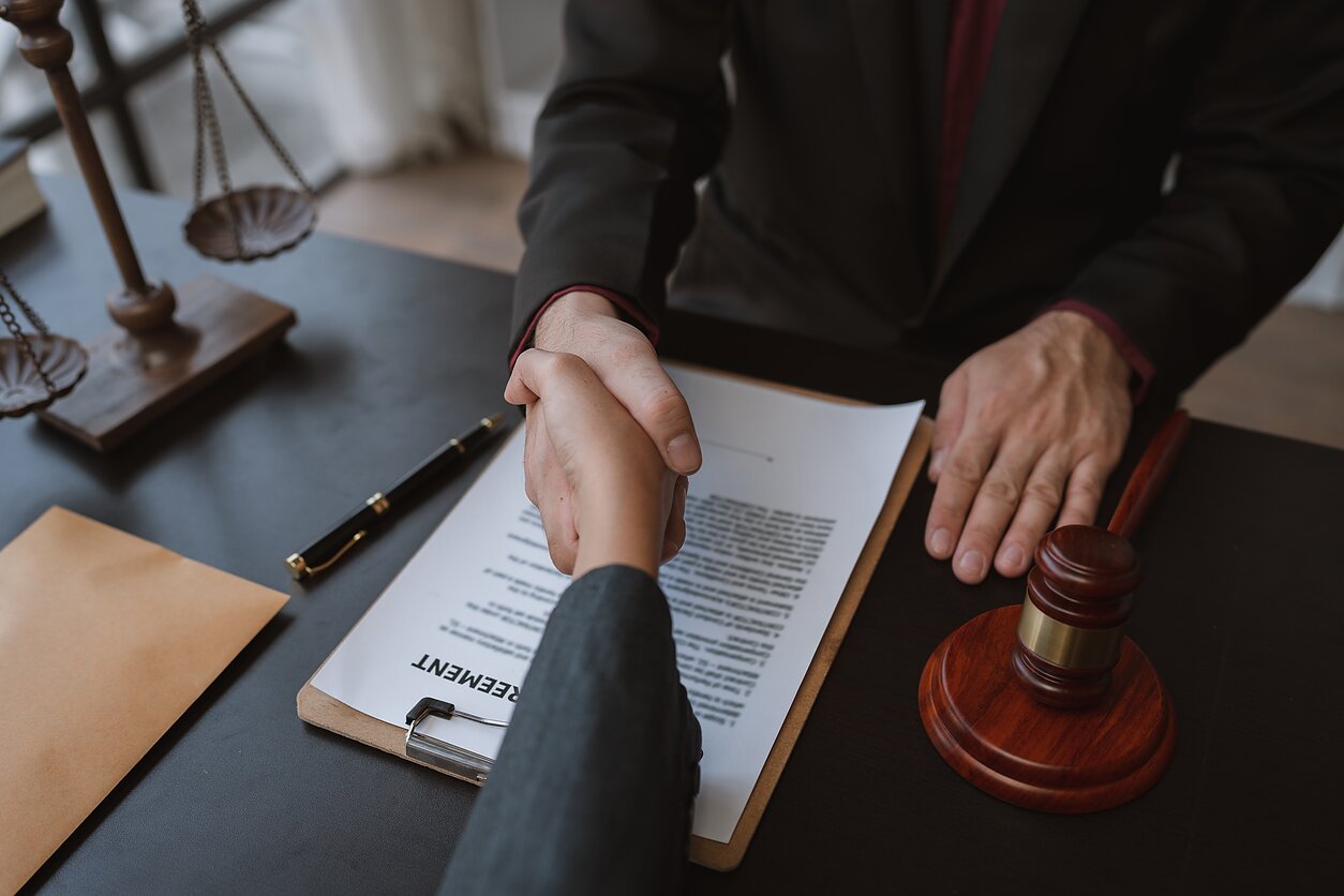 Ar norite duoti akcijų? Svarbu apgalvoti, kam dovanojate dovanas ir kokia jų vertė