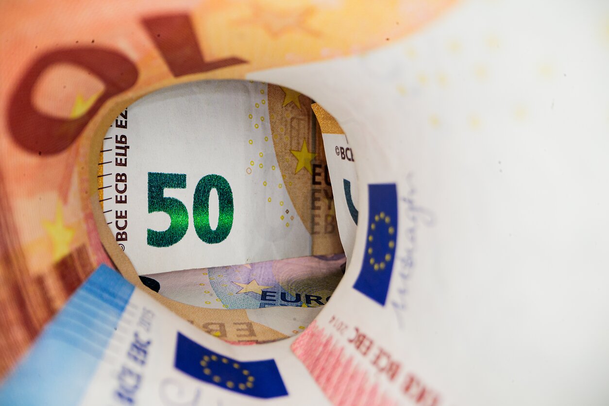 Seimas panaikino 2 proc. gynybos obligacijų palūkanų normos limitas