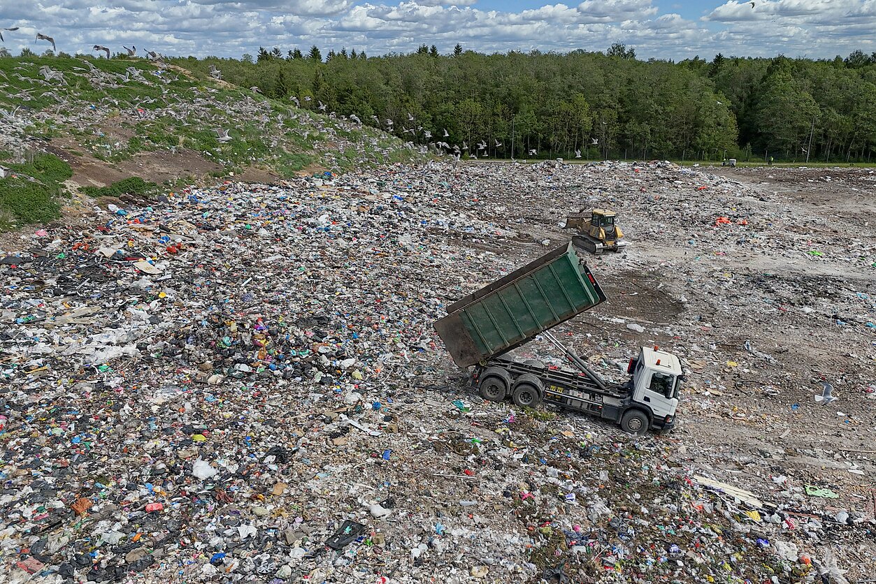 Kalnas šiukšlių, ėdantis milijonus: rinkliava pučia, o vadovas triūsia