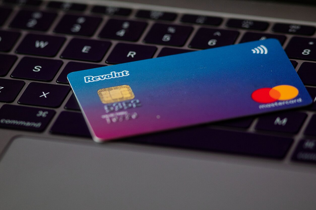 Institucijos: „Revolut“ susiduria su kovos su pinigų plovimu iššūkiais